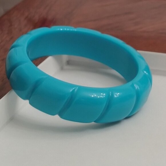Vintage 1950"s Bakelite Blue Carved Bracelet Bangle - Picture 2 of 3